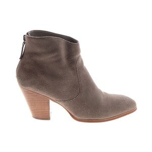 Leather booties in grey